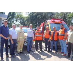 Defesa Civil de Campo Largo recebe novo veículo e Corpo de Bombeiros nova ambulância